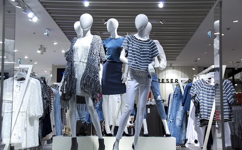 Kleiderpuppen im Schaufenster, Shopping-Hacks gegen Fehlkäufe