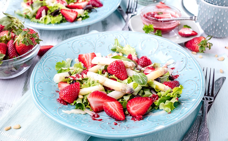 Herzhafter Spargel-Erdbeer-Salat